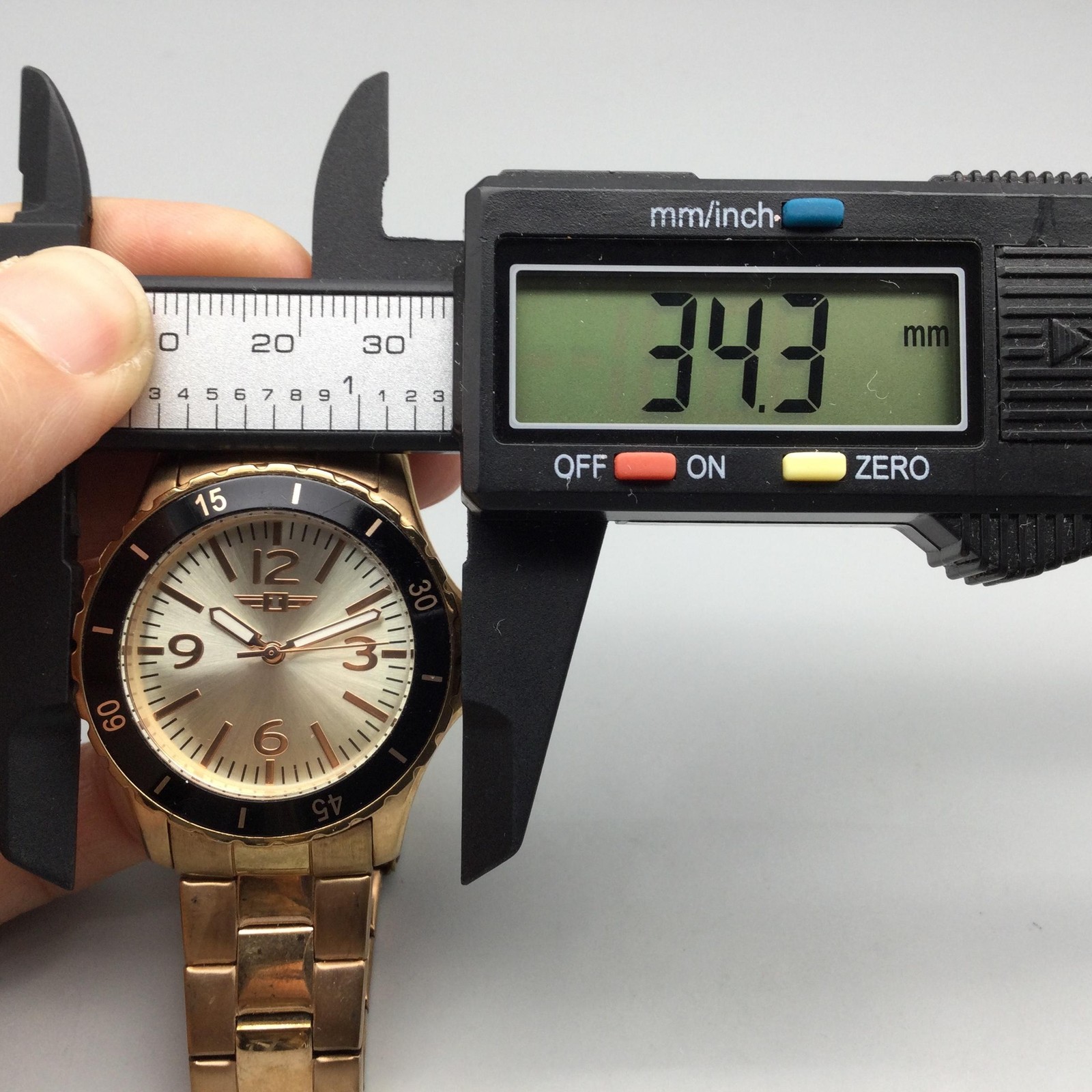 Invicta Stainless Steel Watch 34mm Gold Tone Black Bezel 50M New Battery 6.5″