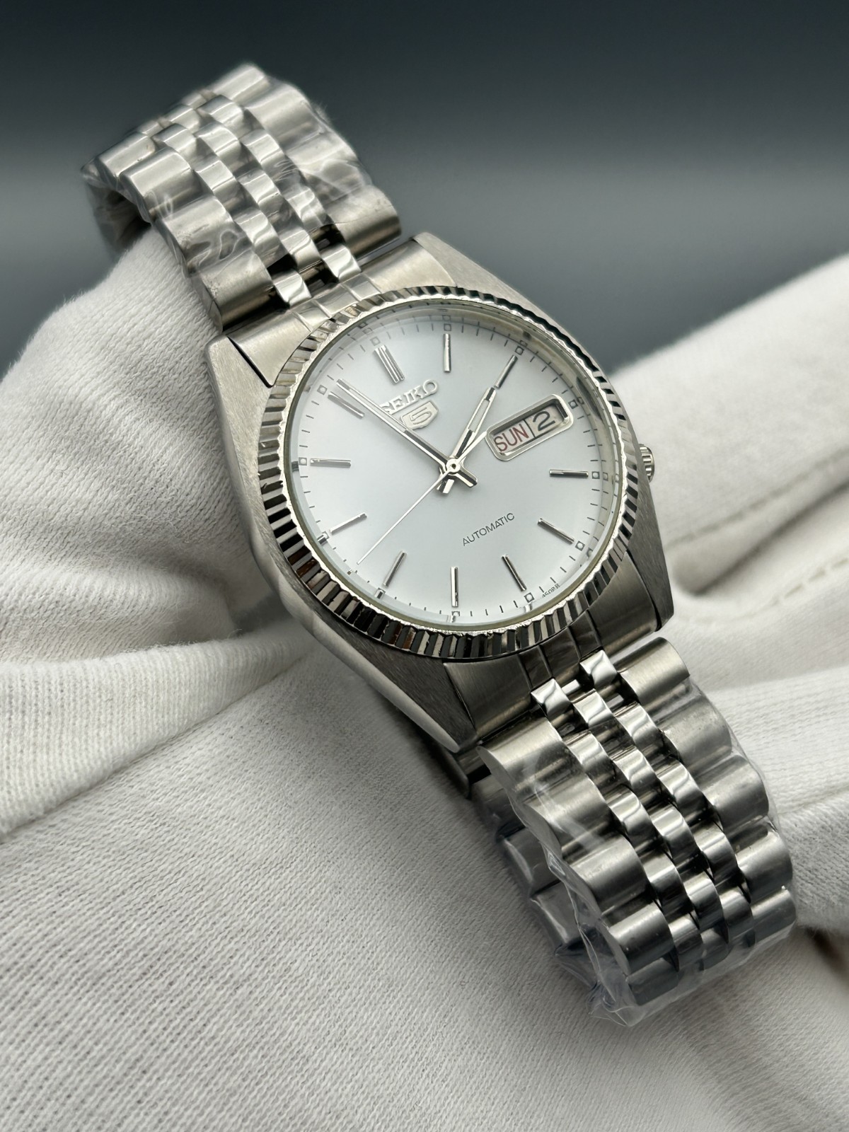 Seiko 5 SNXJ Automatic 7009 White Dial Fluted Day/Date Men’s Wrist Watch Japan