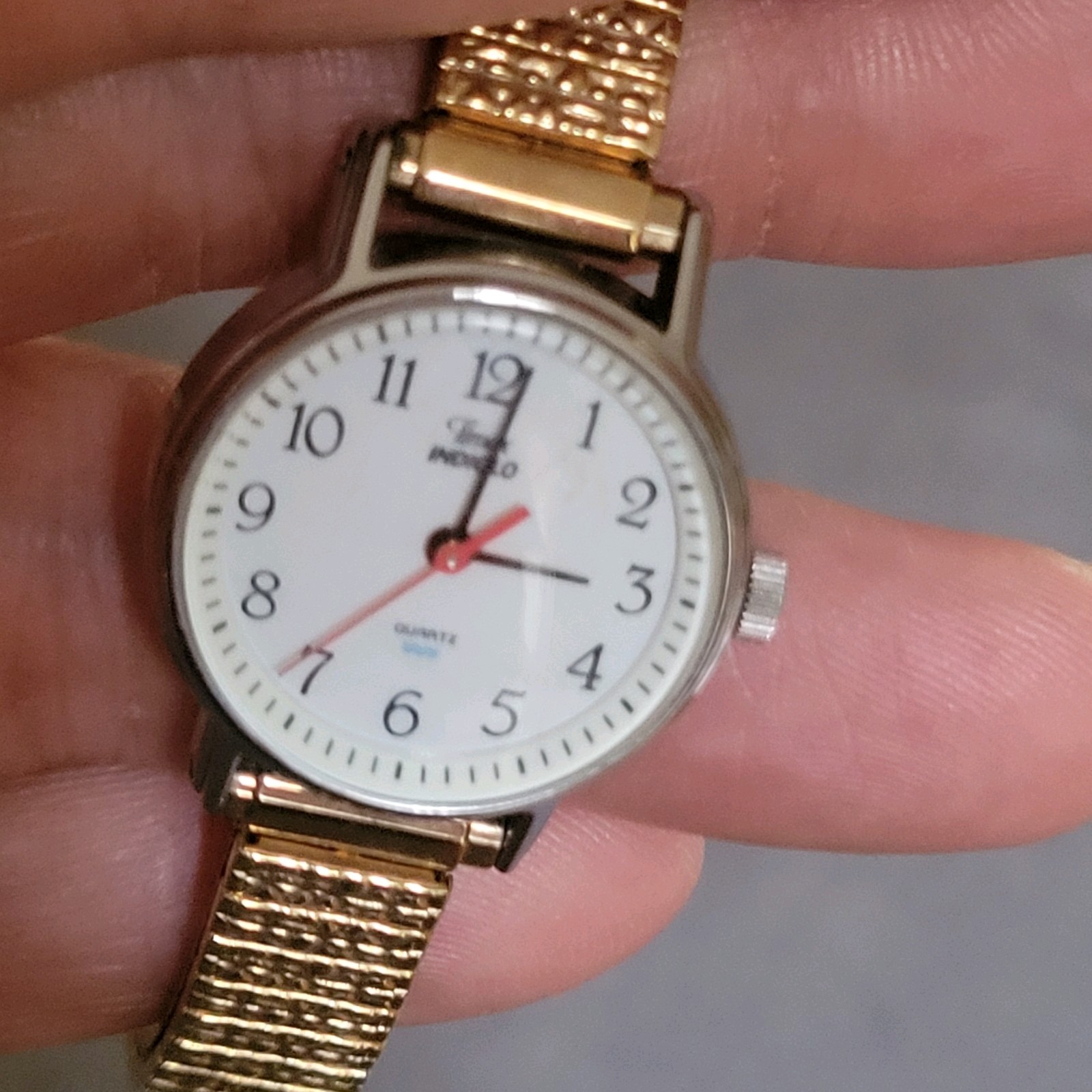 Timex Indiglo Quartz NEW BATTERY Hadley Roma Watch Stretch Band Gold Tone