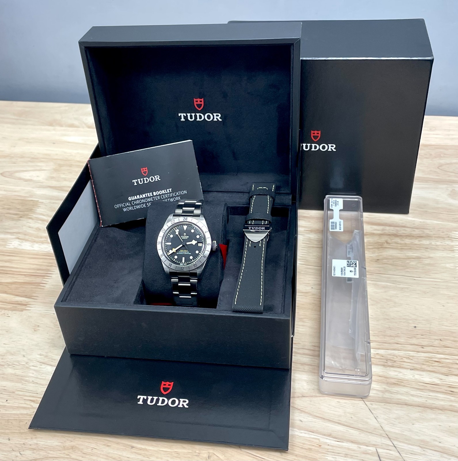 TUDOR BLACK BAY PRO 79470 BLACK DIAL WITH BOX AND EXTRA BAND 39MM