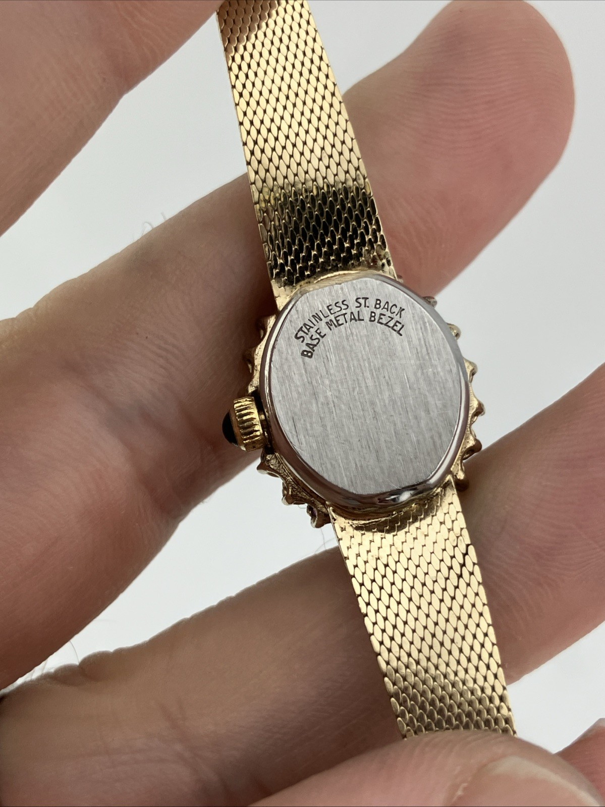 Vtg Topaz Ladies 18mm Watch Gold Tone Diamond & Red Ruby Bezel Adjutable – RUNS