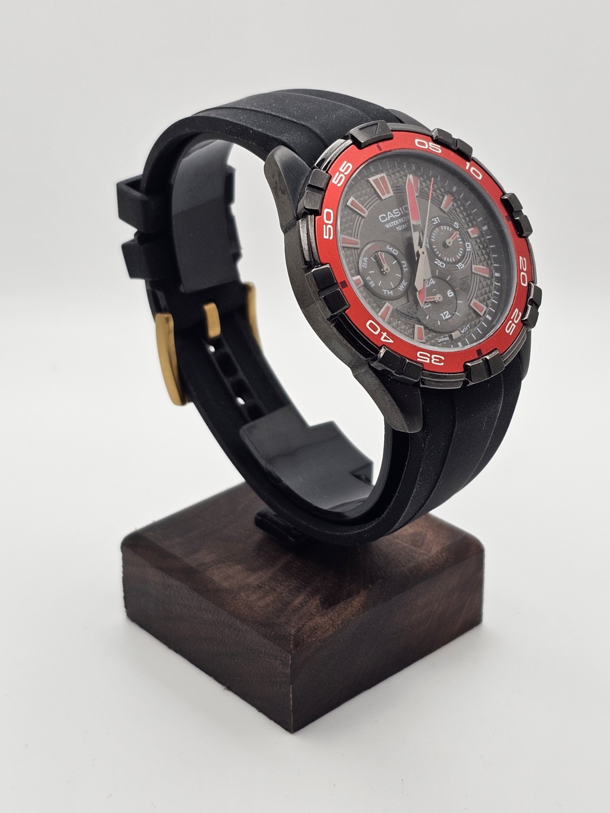 2013 Casio Quartz MTD-1069 Men Multifunction Daydate Watch Red Bezel Curved Band
