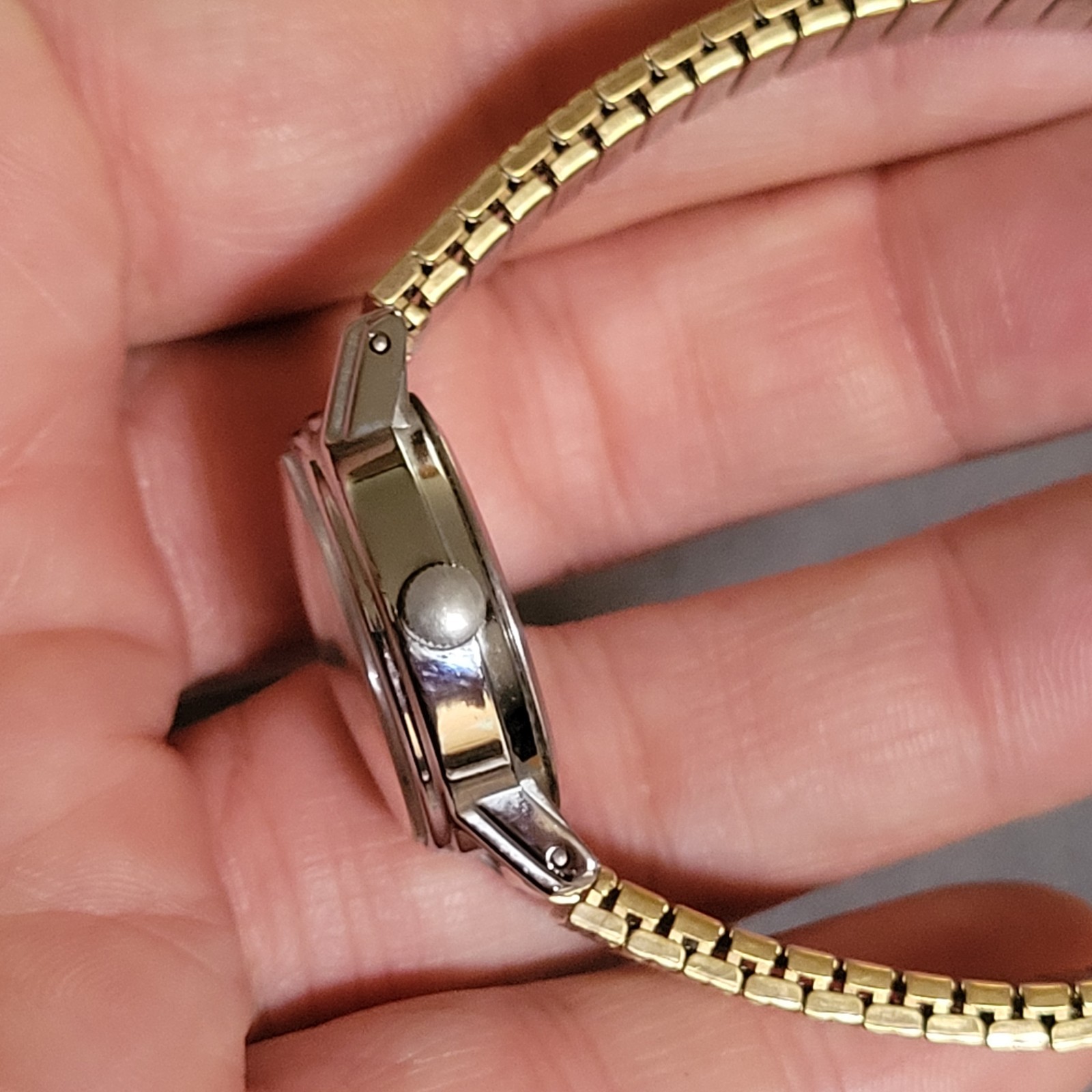 Timex Indiglo Quartz NEW BATTERY Hadley Roma Watch Stretch Band Gold Tone