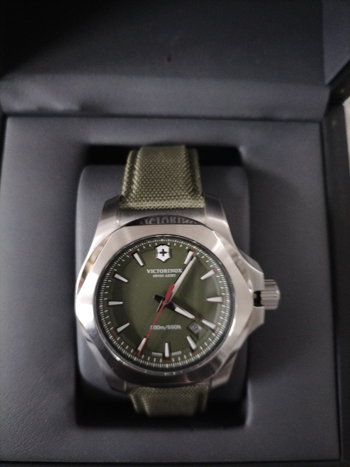 VICTORINOX SWISS ARMY 44MM QUARTZ MEN’S MILITARY WATCH 200M WTR PRE-OWNED.