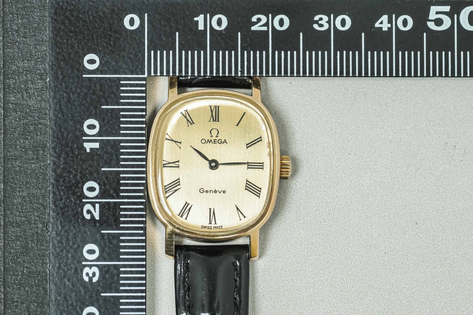 Vintage 1975 *NEAR MINT*OMEGA Geneve Cal.625 Hand Winding Gold Roman 22mm Ladies