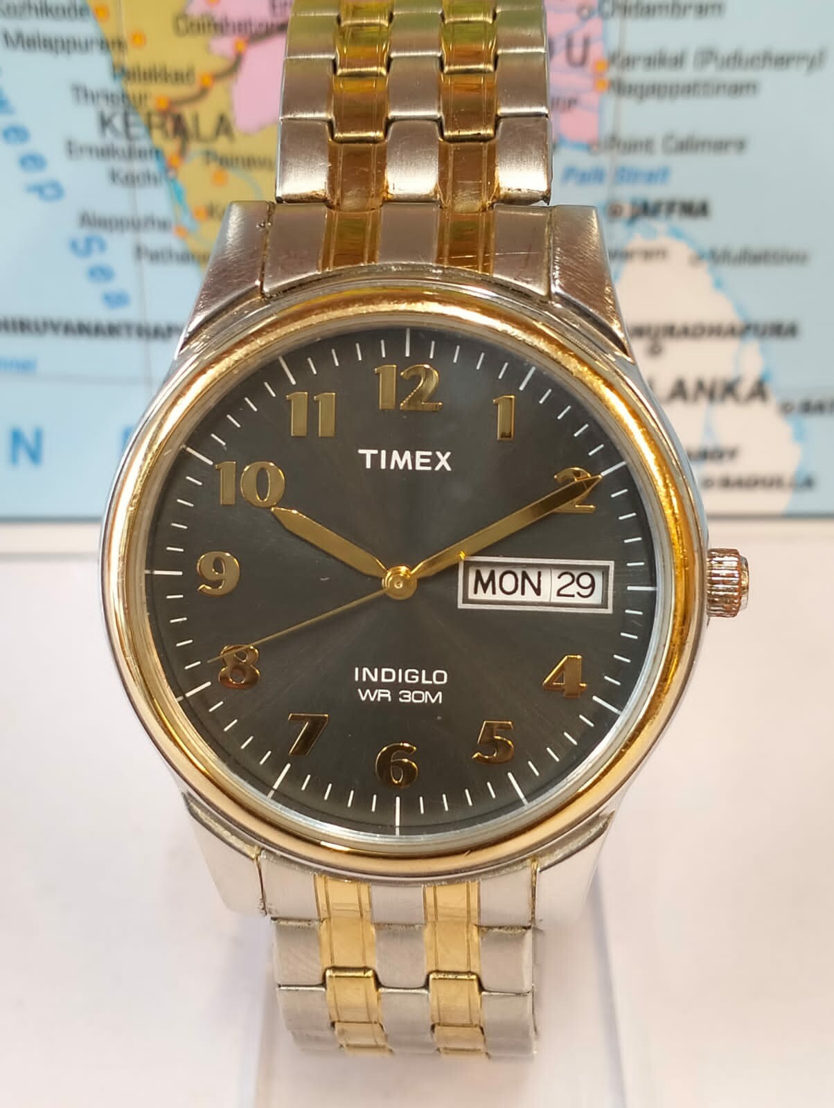 TIMEX QUARTZ ARABIC GRAY DIAL STRECH STRAP MEN’S WORKING BUT INDIGLO NON WORKING