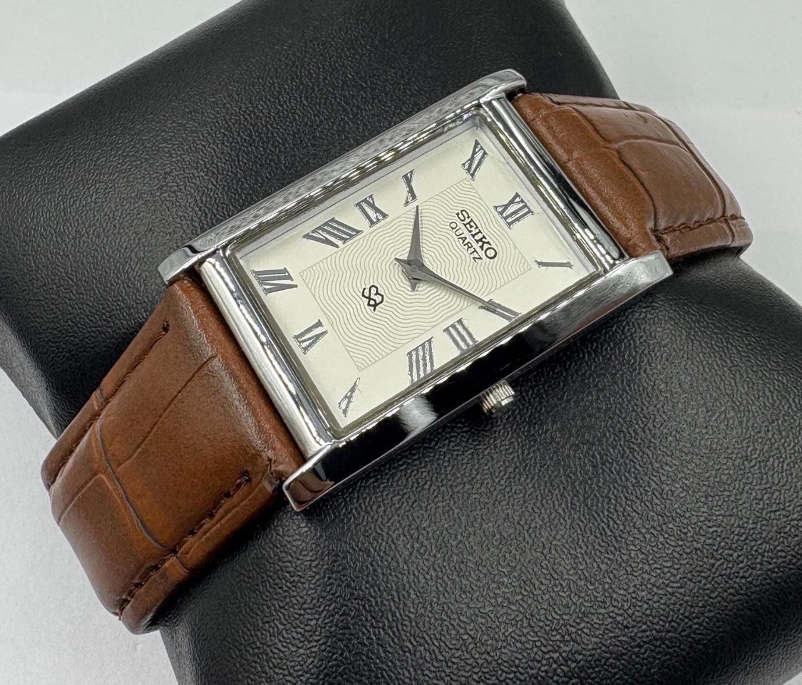 Vintage Seiko slim tank – silver details, light brown strap, refurbished