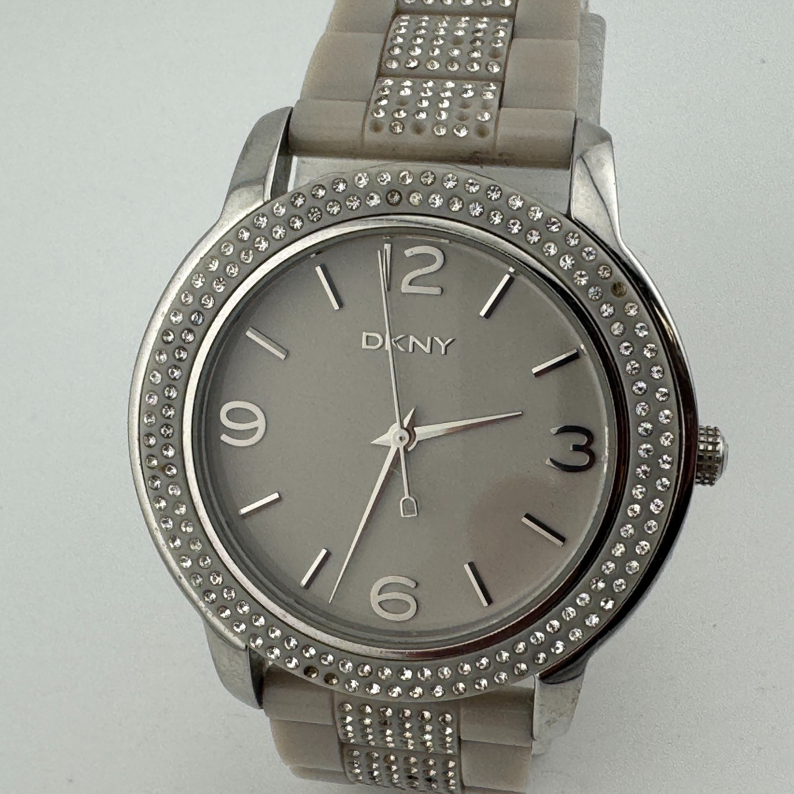 DKNY Quartz Watch NY-8425 Men 50m Silver Beige Rhinestone New Battery 6.75″
