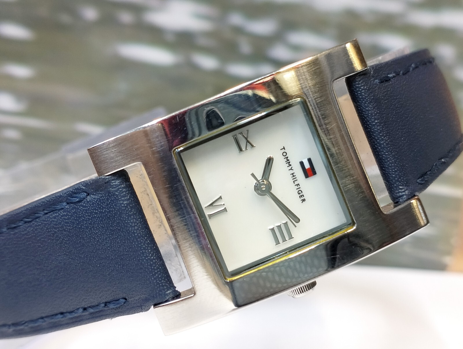 TOMMY HILFIGER QUARTZ MOTHER OF PEARL WHITE DIAL F80183 WOMEN’S FULL WORKING VTG
