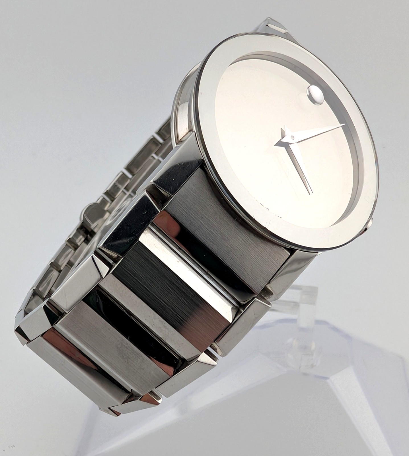 Movado Men’s Sapphire Mirror Classic Silver Dial/Silver Mirror Bezel #84.G1.2896