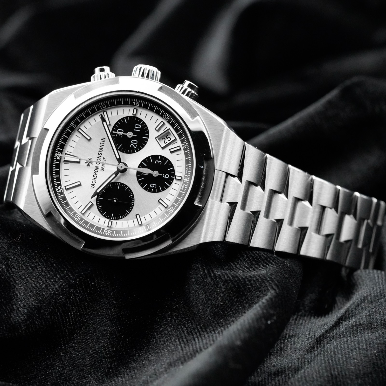 Vacheron Constantin Overseas “Panda” Silver Dial VC 5520V/210A-B686 Full Set