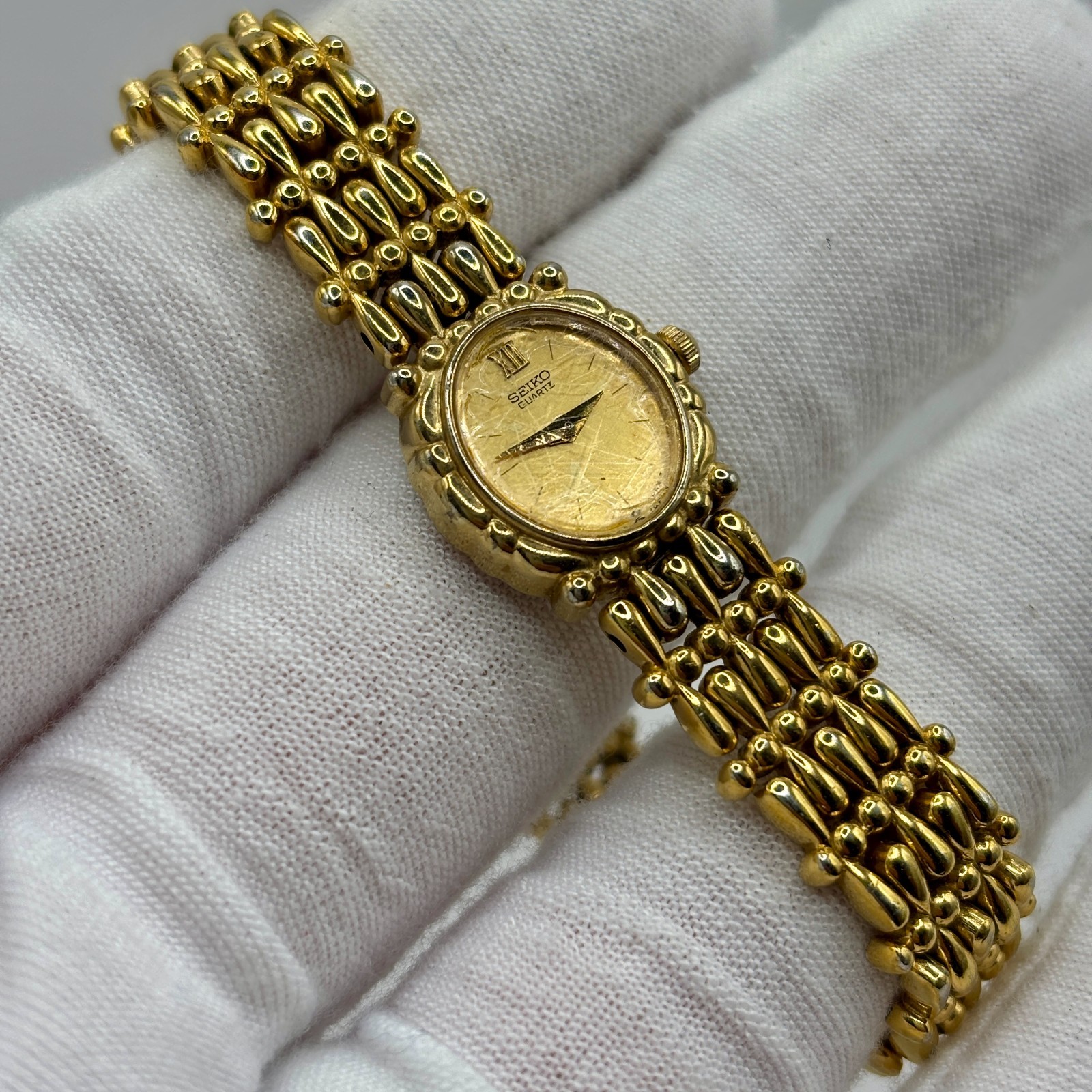 Vintage Seiko Quartz E20-5960 Gold Tone Bracelet Watch Linen Dial Roman XII