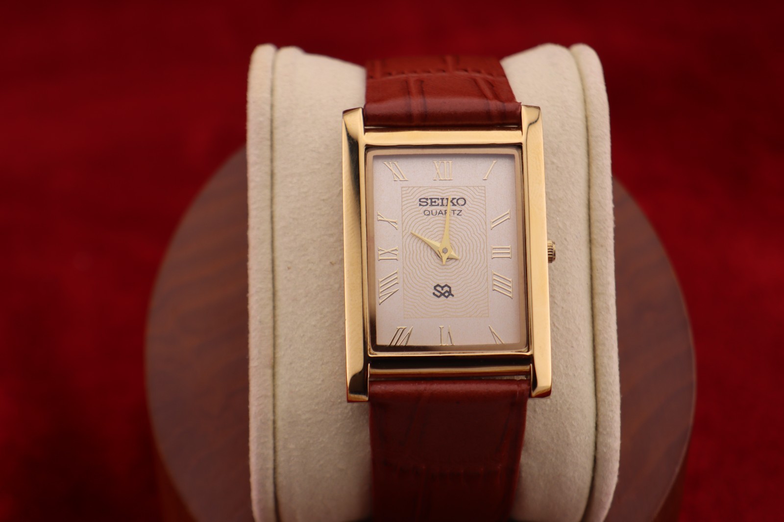 ⌚✨ Vintage Seiko Slim Quartz Gentlemen’s Gold Dial ,Light Brown Dress Watch