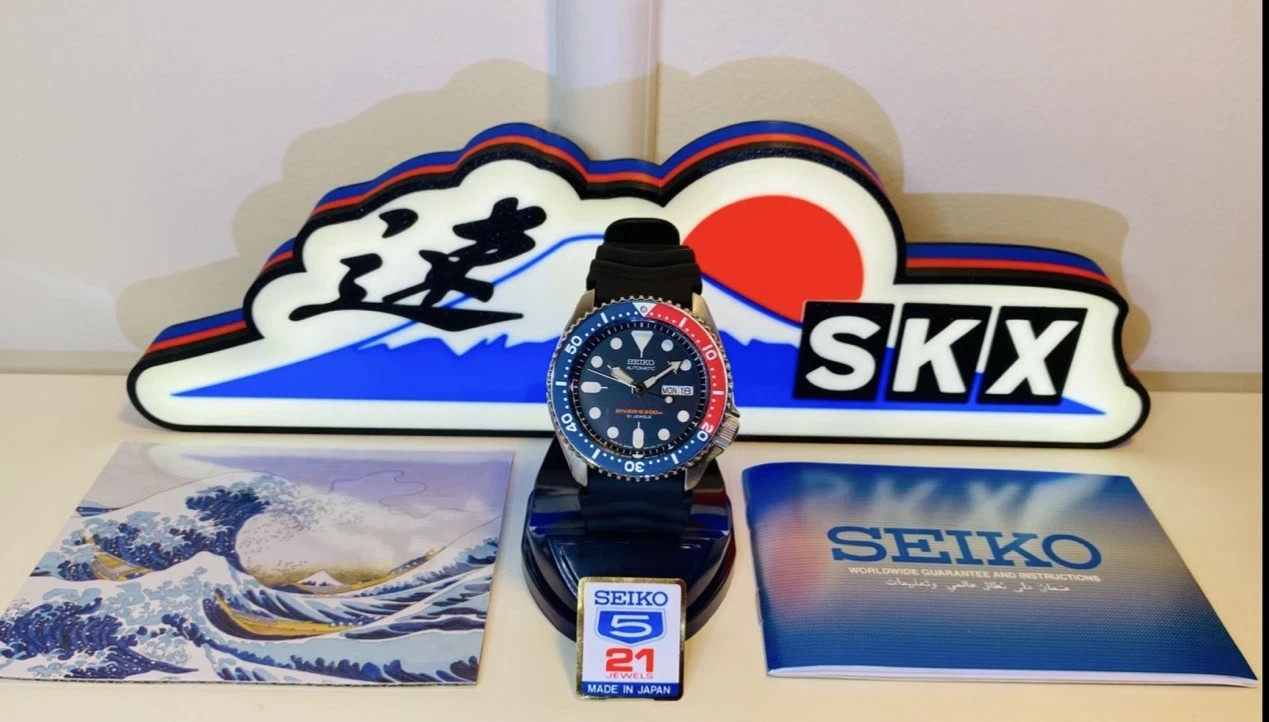 Seiko SKX009J1 With Display sign. Full Set Brand New.