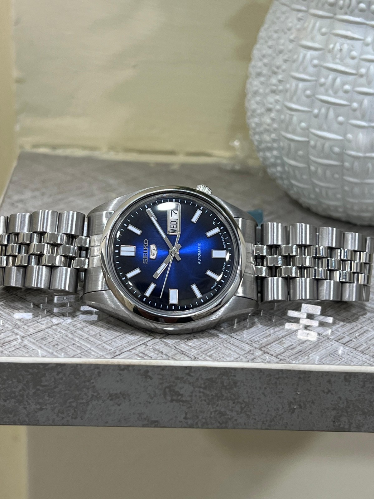 Seiko 5 Automatic Blue and Black Dial Mens Watch Japan Made 7009