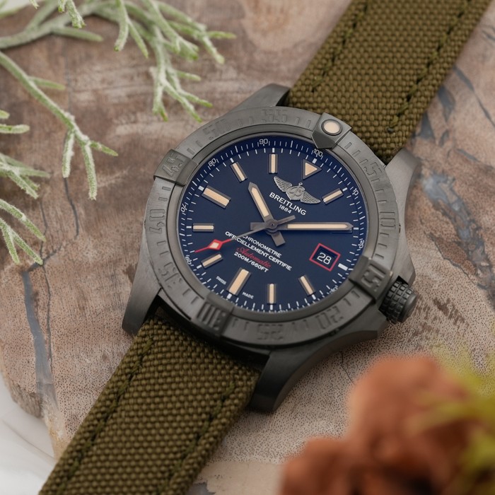 BREITLING AVENGER Blackbird 44 V1731110/BD74 Box/Paper