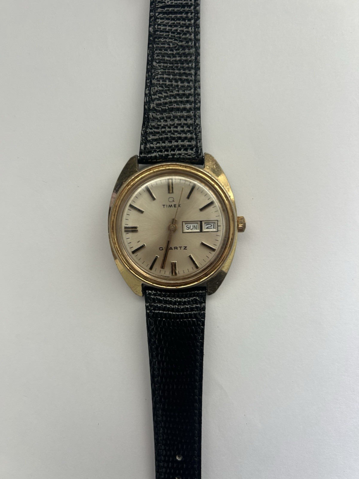 Vintage 1978 Timex Q Quartz Men’s Watch Gold Tone Day Date Cushion Case