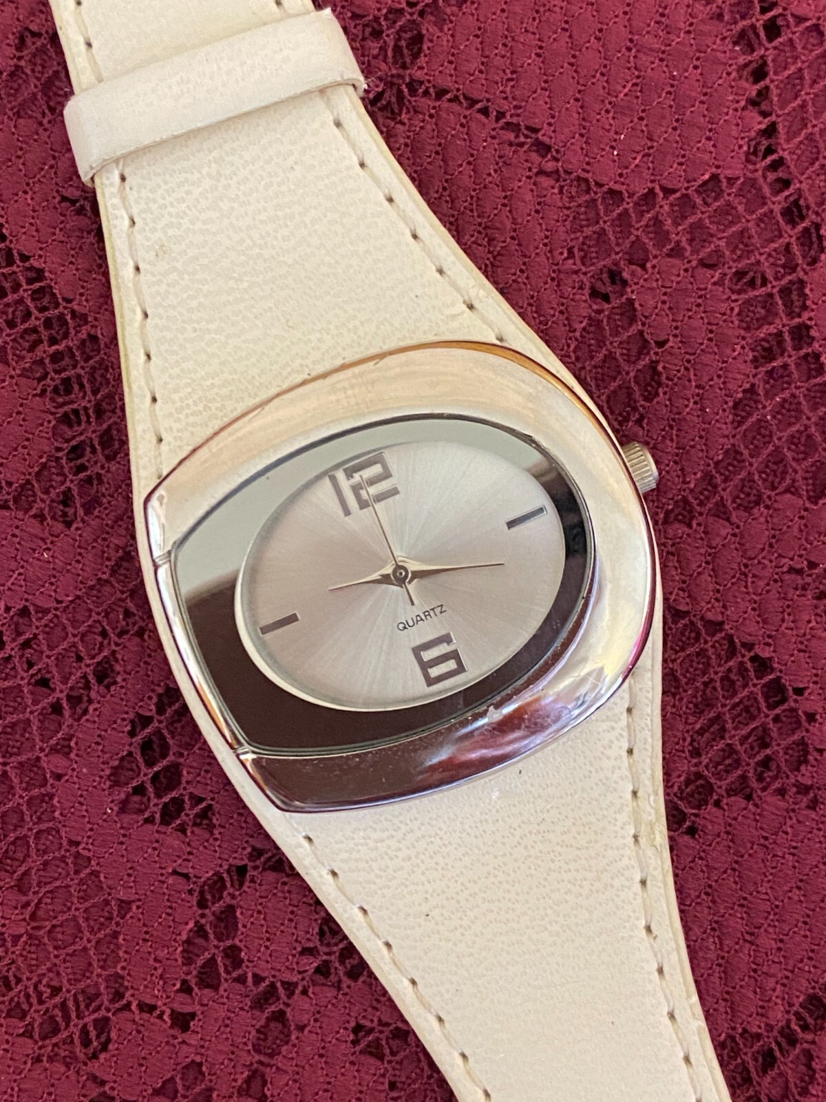 Ladies Vintage 1980s Quartz Silver Fashion Watch SS Back Base Metal Bezel