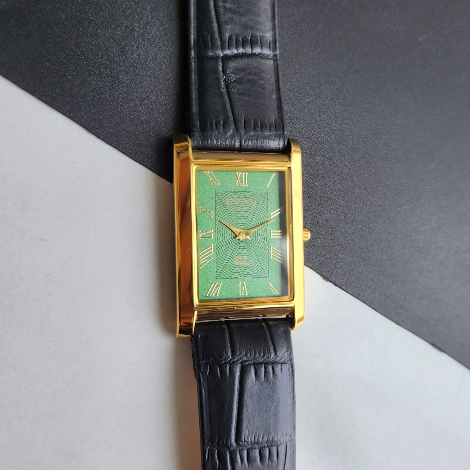 Vintage Seiko Slim Quartz Green Face Rectangle Japanese 26MM Case Mens Watch A70