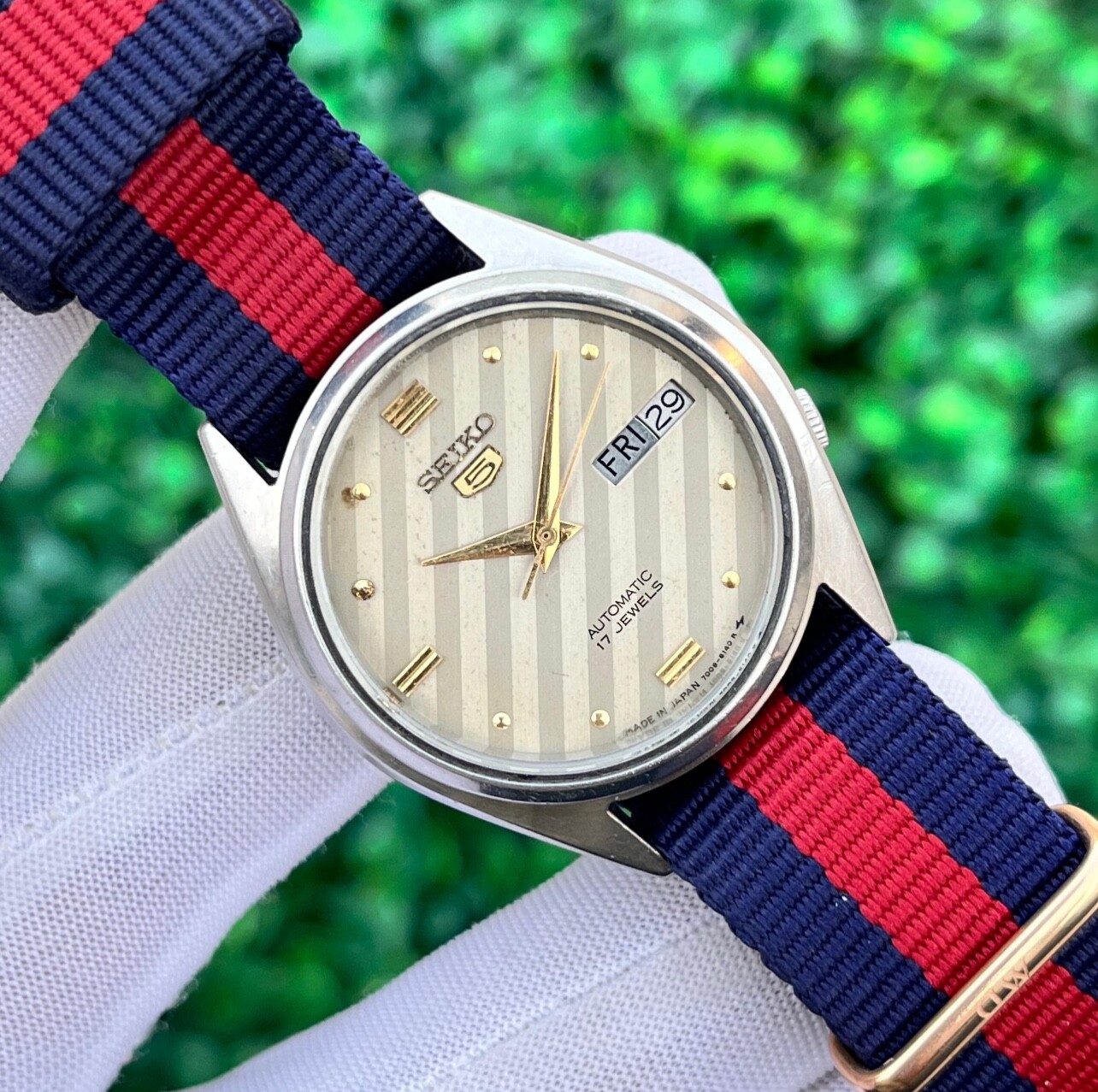 Vintage Seiko 5 Automatic “Linen Textured Dial” Japan Made Men’s Watch 7009-6001