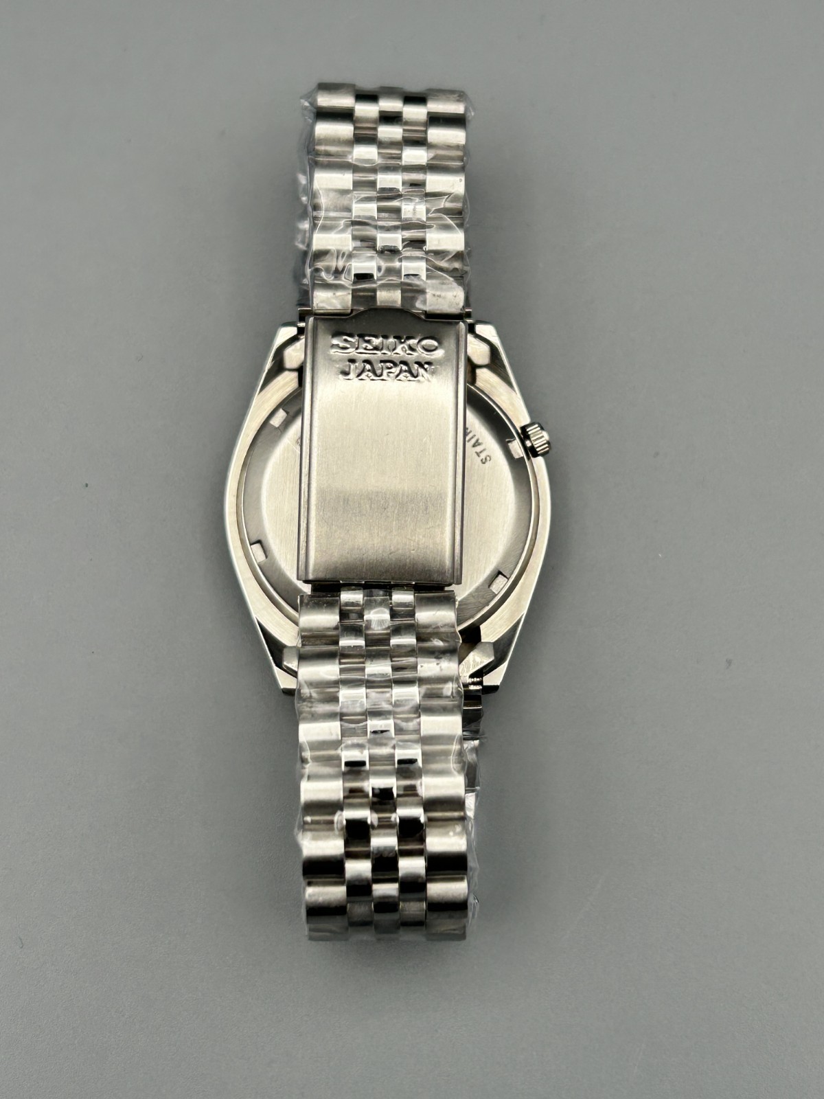 Seiko 5 SNXJ Automatic 7009 White Dial Fluted Day/Date Men’s Wrist Watch Japan