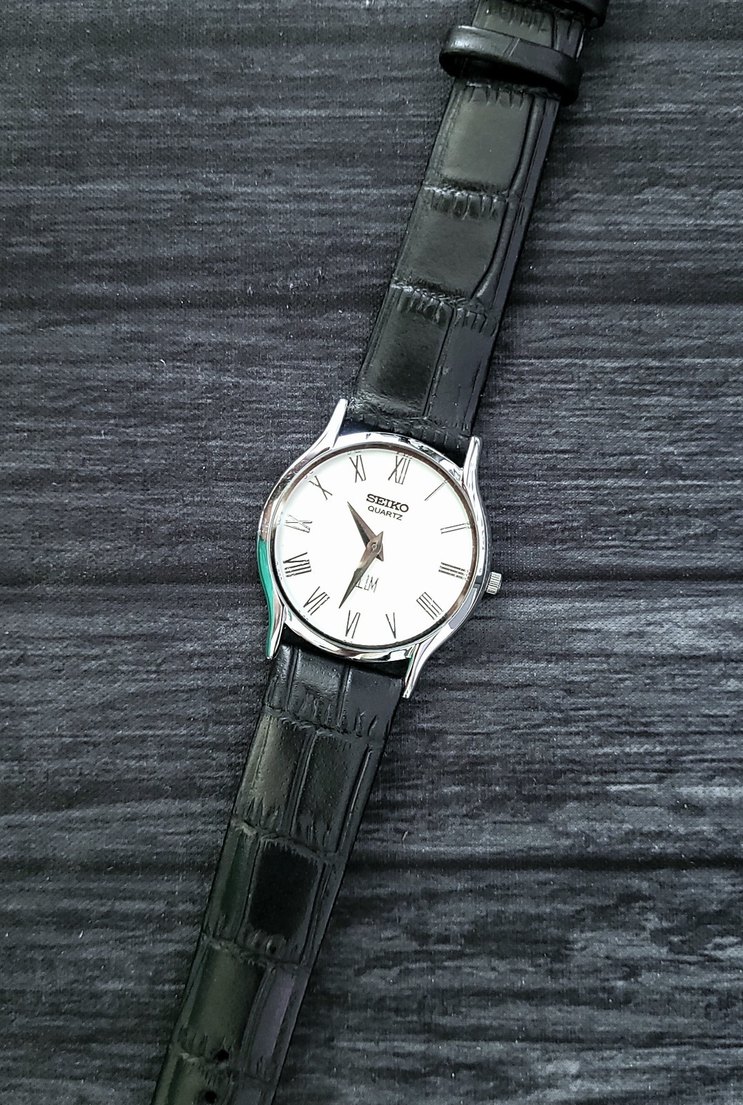 Rare Vintage Slim Seíko Round Roman Dial Slv Blk Mens Watch
