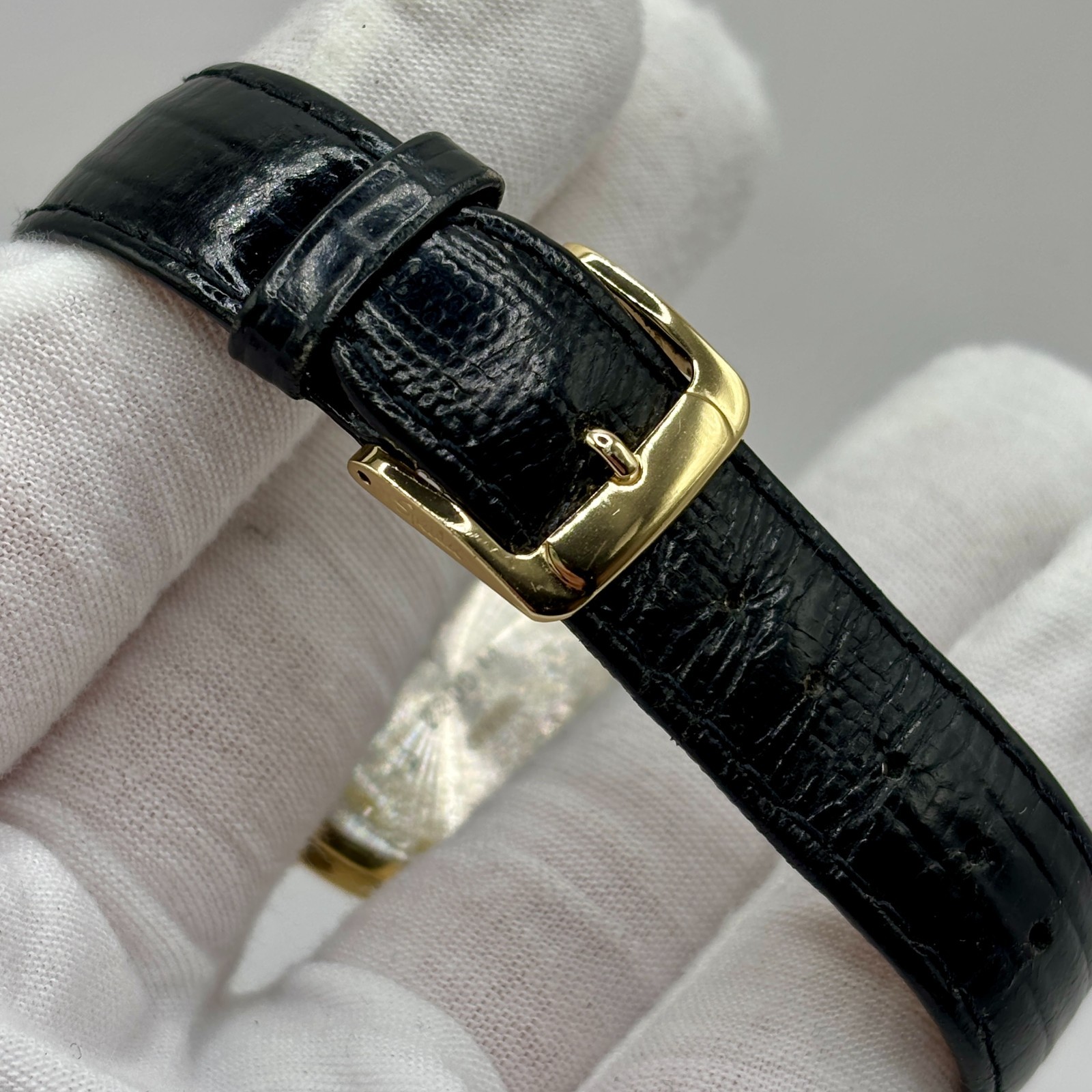 Vintage Gucci 2200M Gold Tone Black Dial Roman Numerals Swiss Quartz Watch