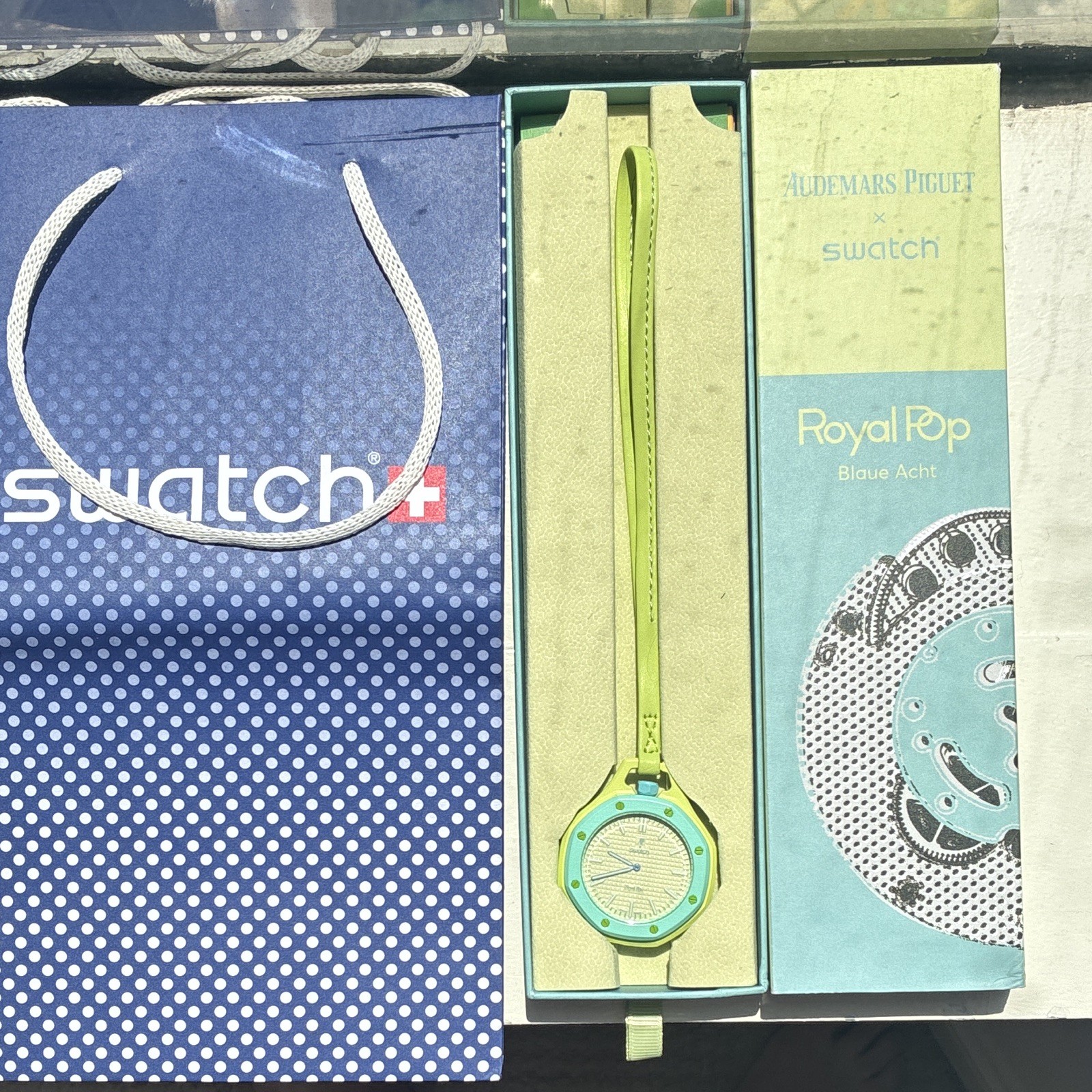 Swatch Royal Pop Blaue Acht Quartz Analog 12-Hour Beige Dial Watch w/ Box