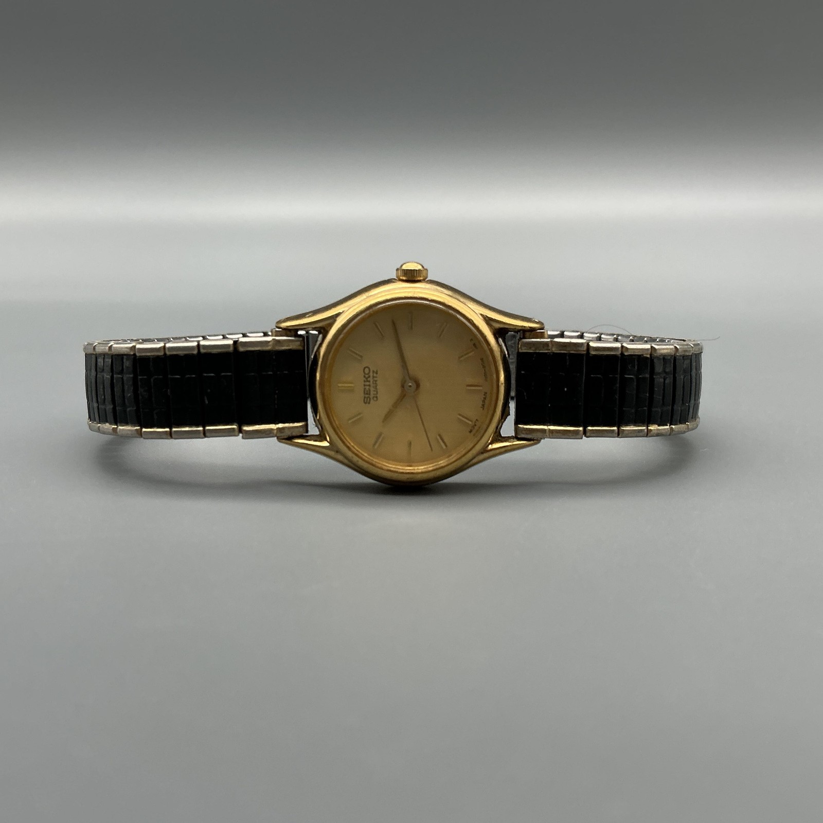 Vintage Seiko Womens Watch 19mm Black Gold Tone 1N01-0E19 Stretch New Battery