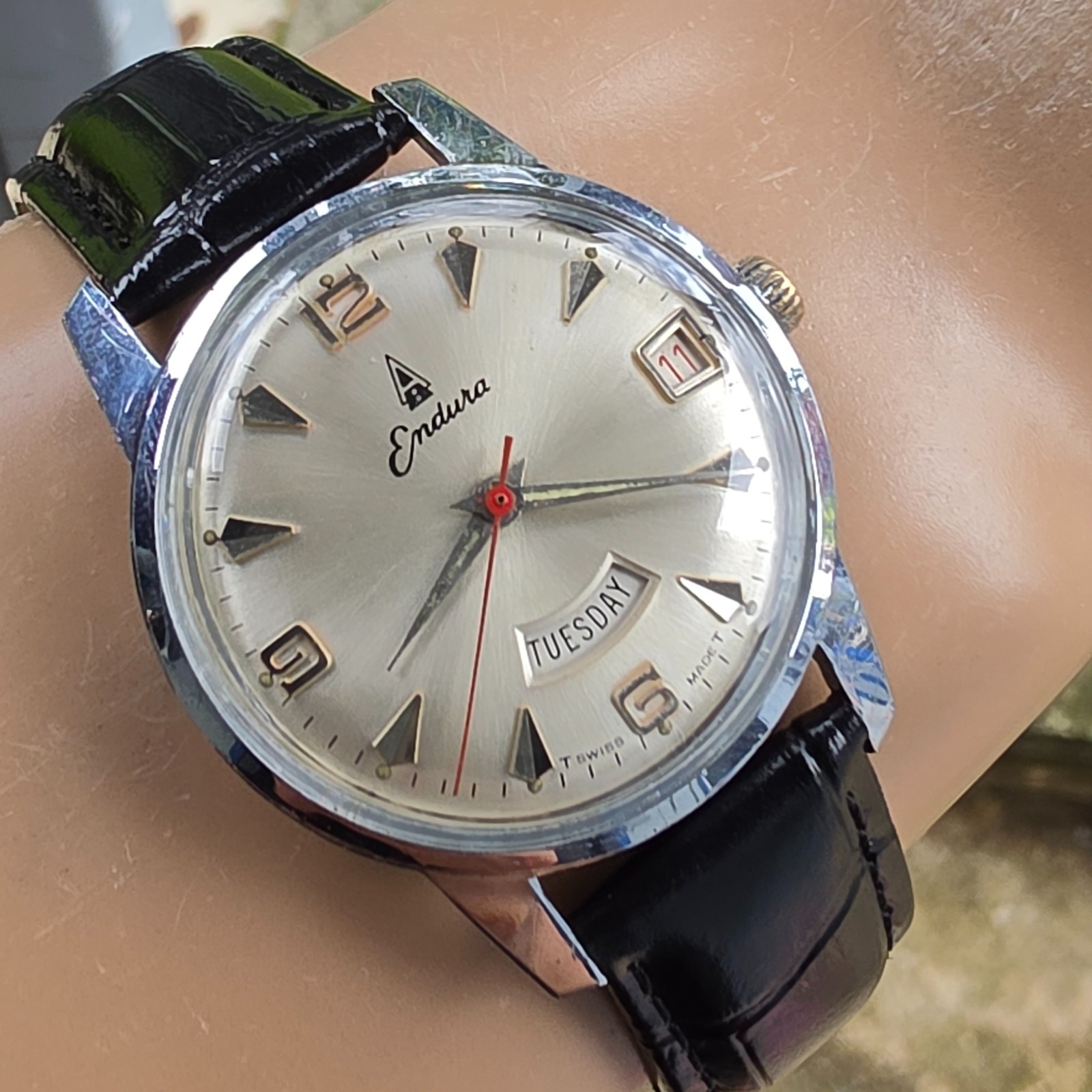 Vintage Endura men’s manual wind watch Amida 411 day/date swiss 1970s