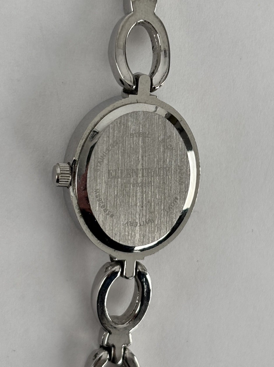 Ellen Tracy ET8023SL 20mm Silver Tone Quartz Watch w/Bracelet & New Battery