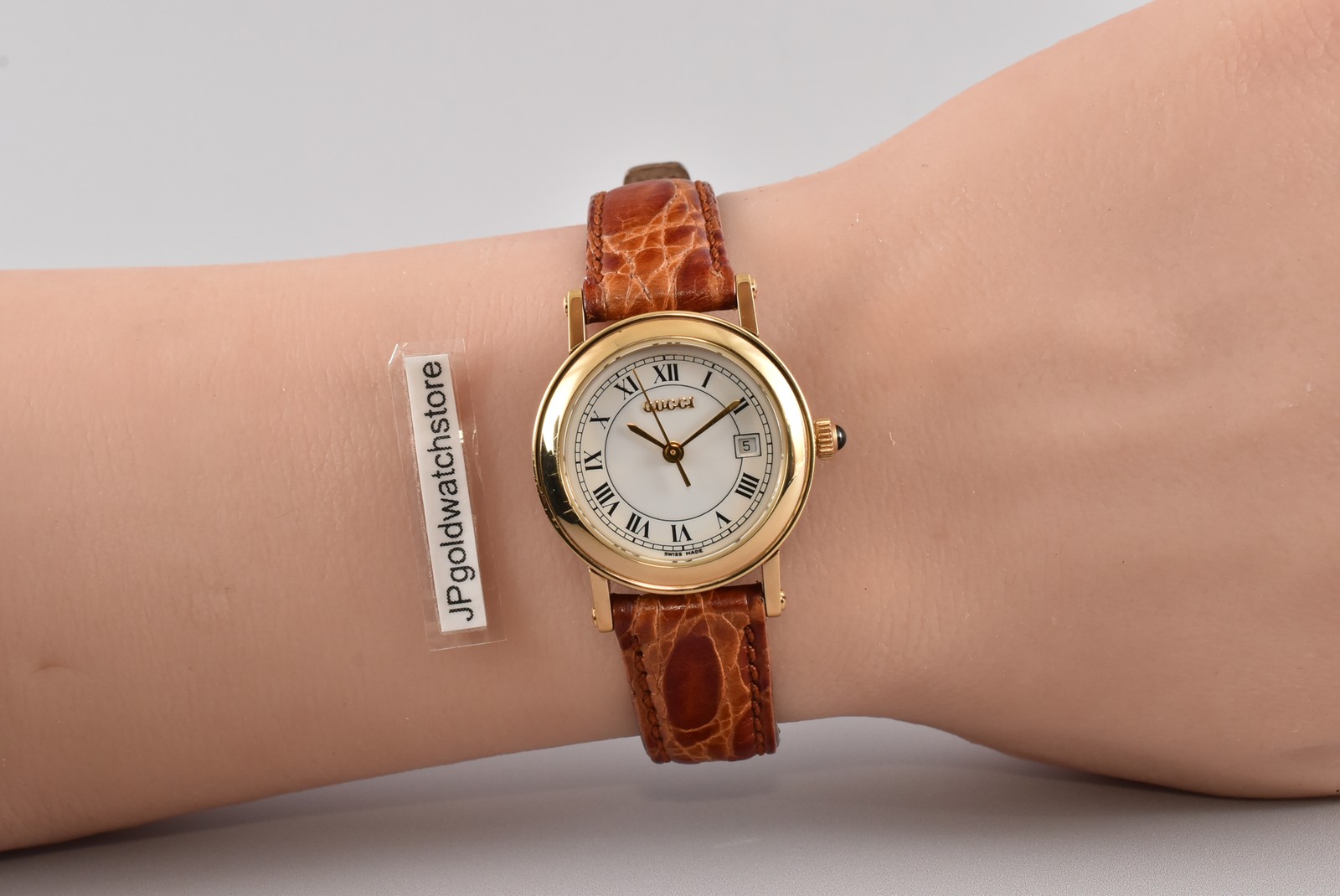 N MINT Gucci 7200L Swiss Made Gold Women Roman Dial Date Quartz Watch