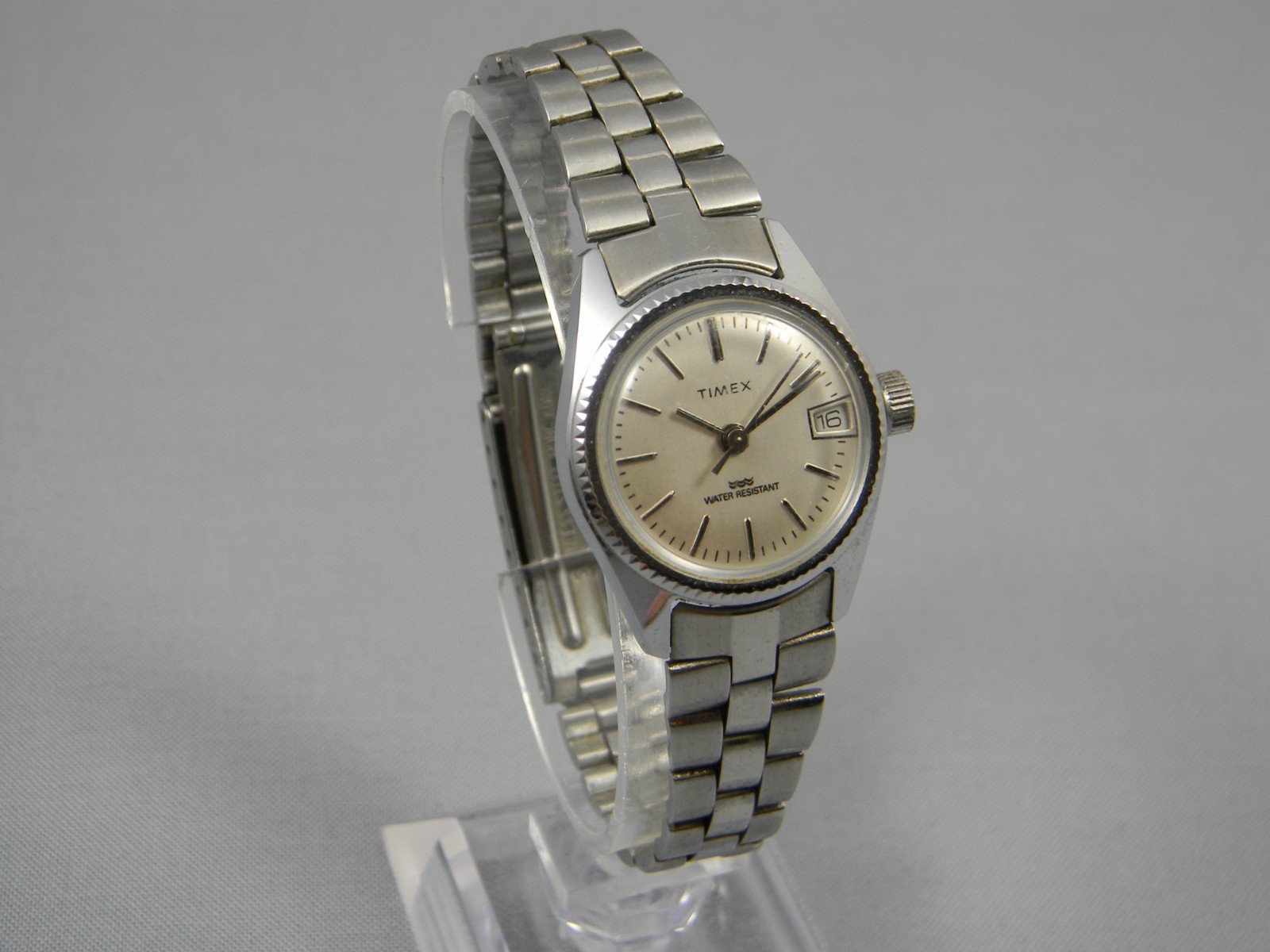 Vintage Timex Watch Women 25mm Silver Tone Date Manual Wind Clasp Band 5.75-6.5″