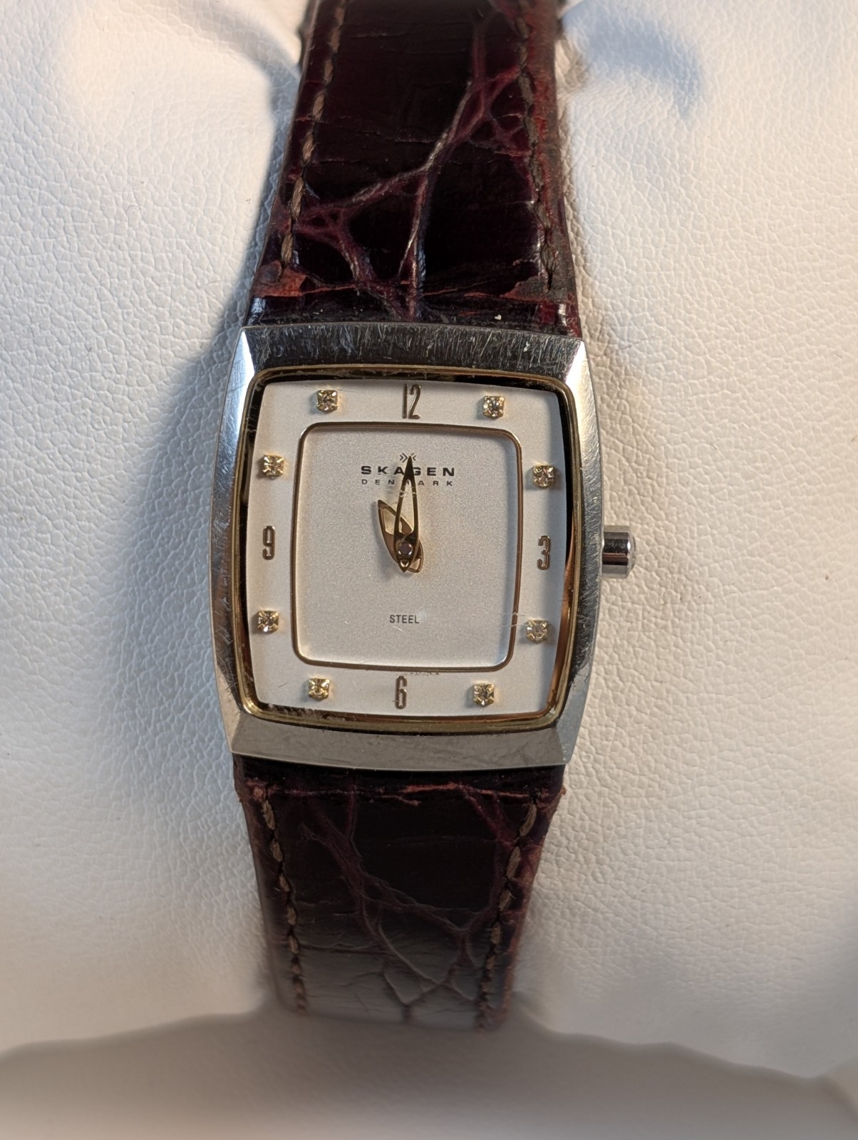 Skagen Denmark 380xSSLD4A Quartz, Needs battery Cream dial, Diamond indices