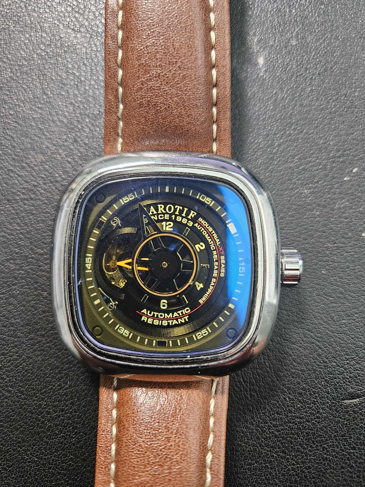 Carotif Automatic Watch CLEAN with beautiful leather strap