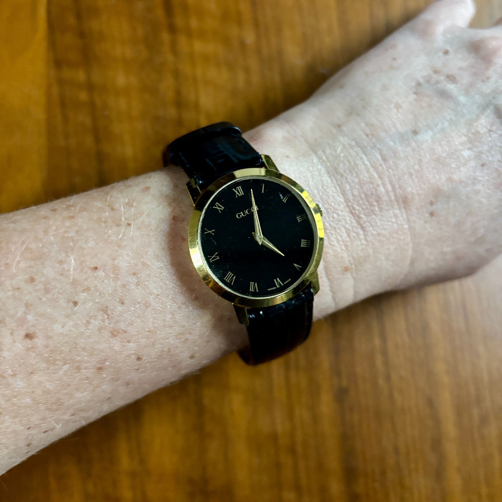 Vintage Gucci 2200M Gold Tone Black Dial Roman Numerals Swiss Quartz Watch
