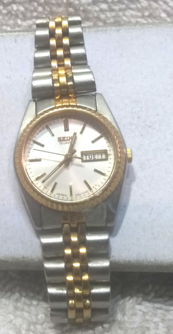 Seiko Watch Women 7N83-0041 Day Date Silver Dial Bracelet New Bat works Great