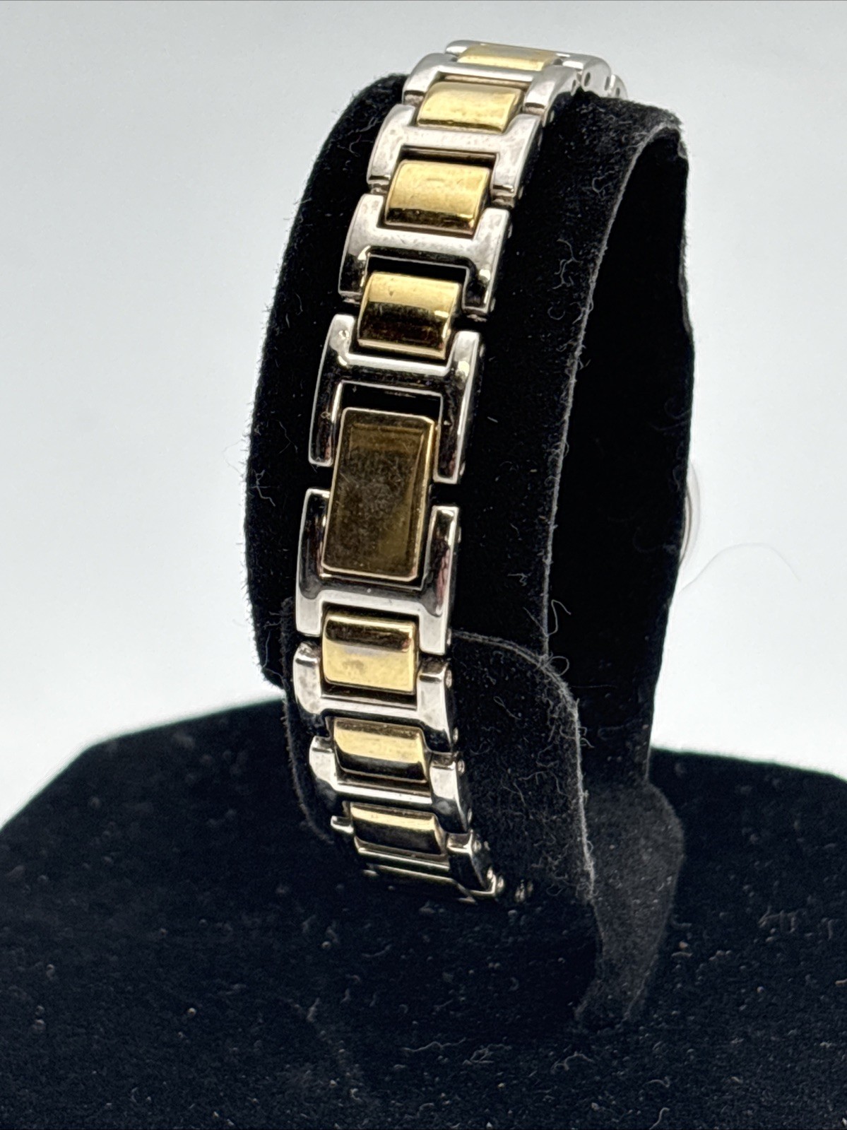 Ladies Jaclyn Smith TwoTone Bracelet Silver Dial Analog Watch JS3201 New Battery