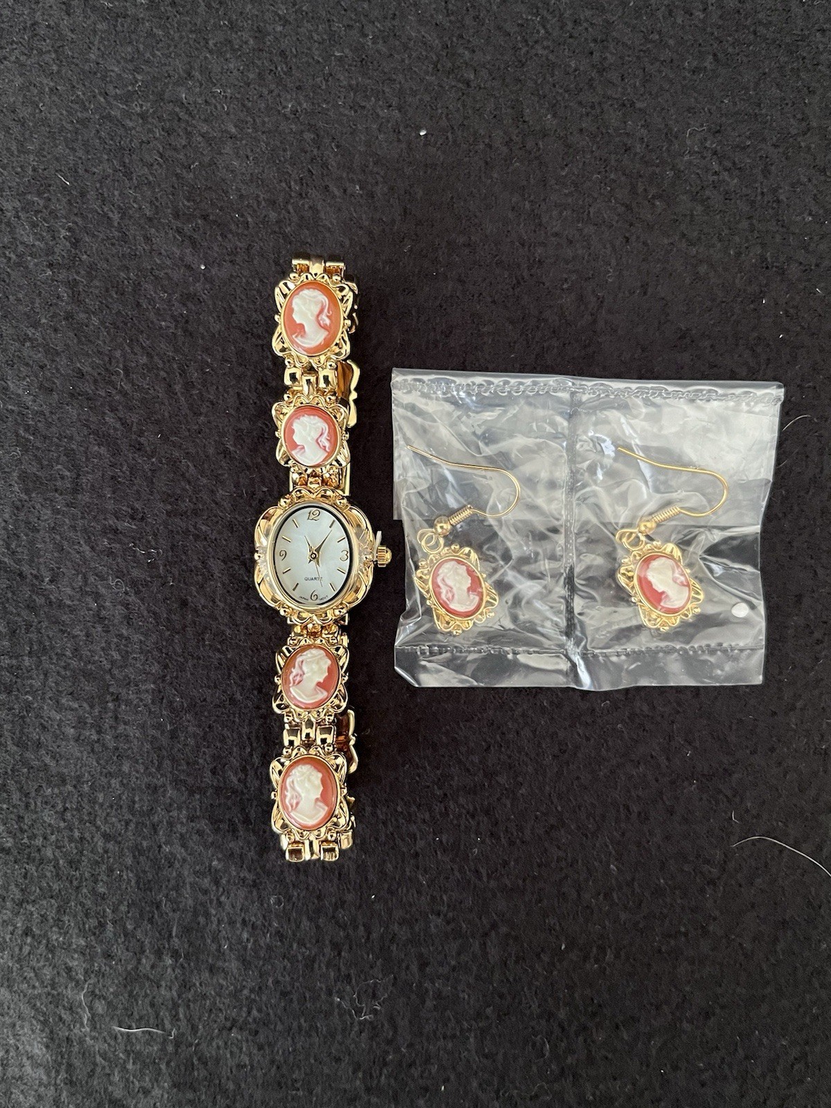 Vtg 1970’s Avon Gold Tone Cameo Link Quartz Wrist Watch & Cameo Earring Set