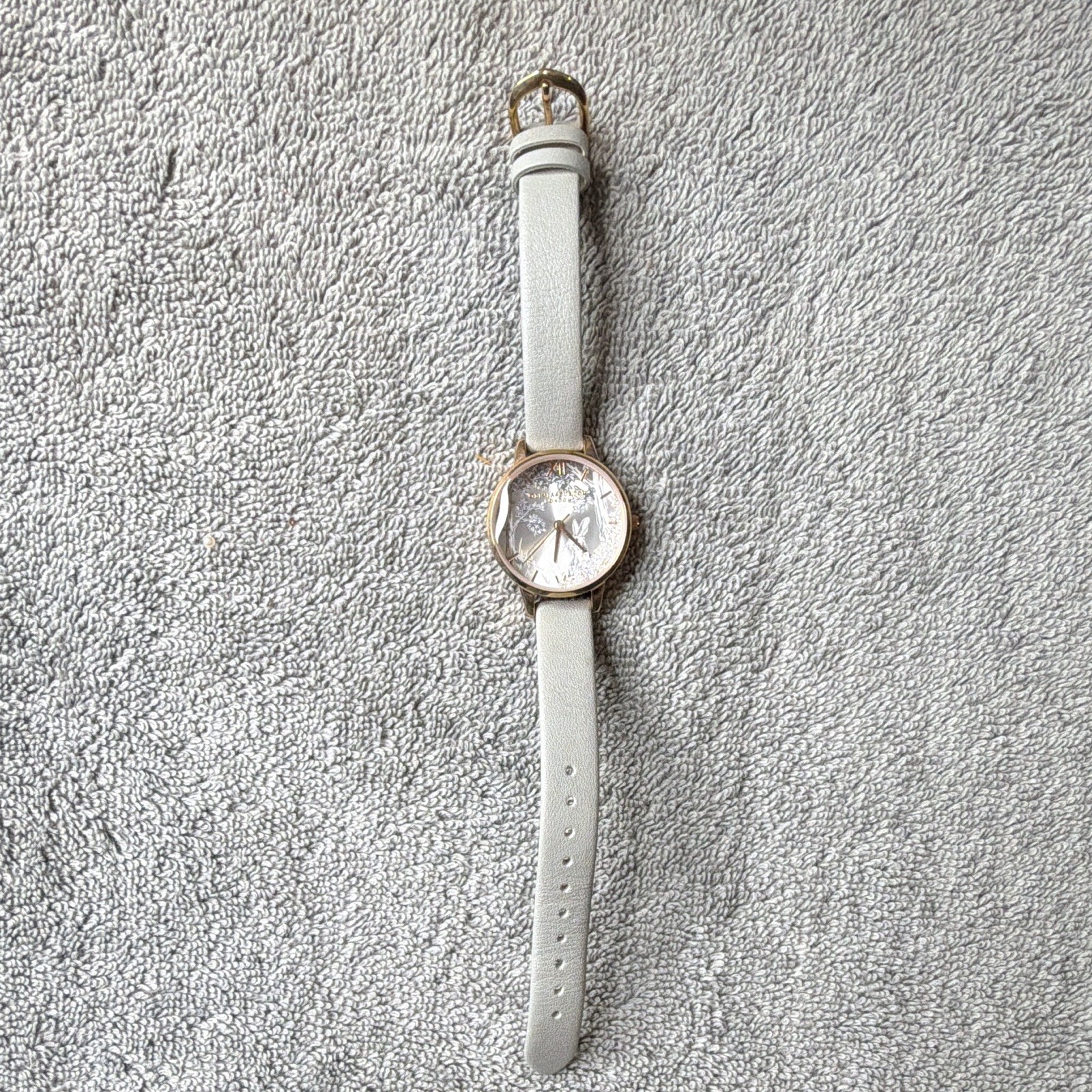 Olivia Burton London Women’s Quartz Analog 30-33.9mm Gold Steel Silver Dial