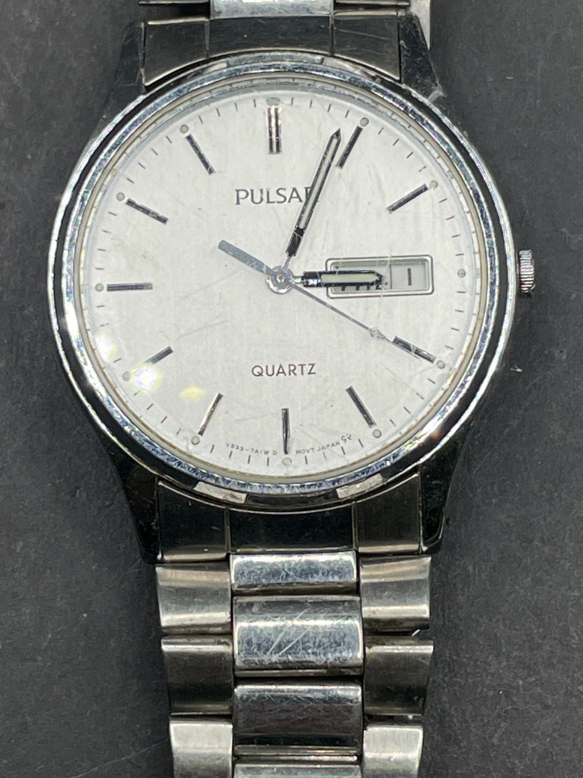 Vtg Pulsar Watch Men 34mm Silver Tone White Dial DayDate Round V533-7A30 33.4MM