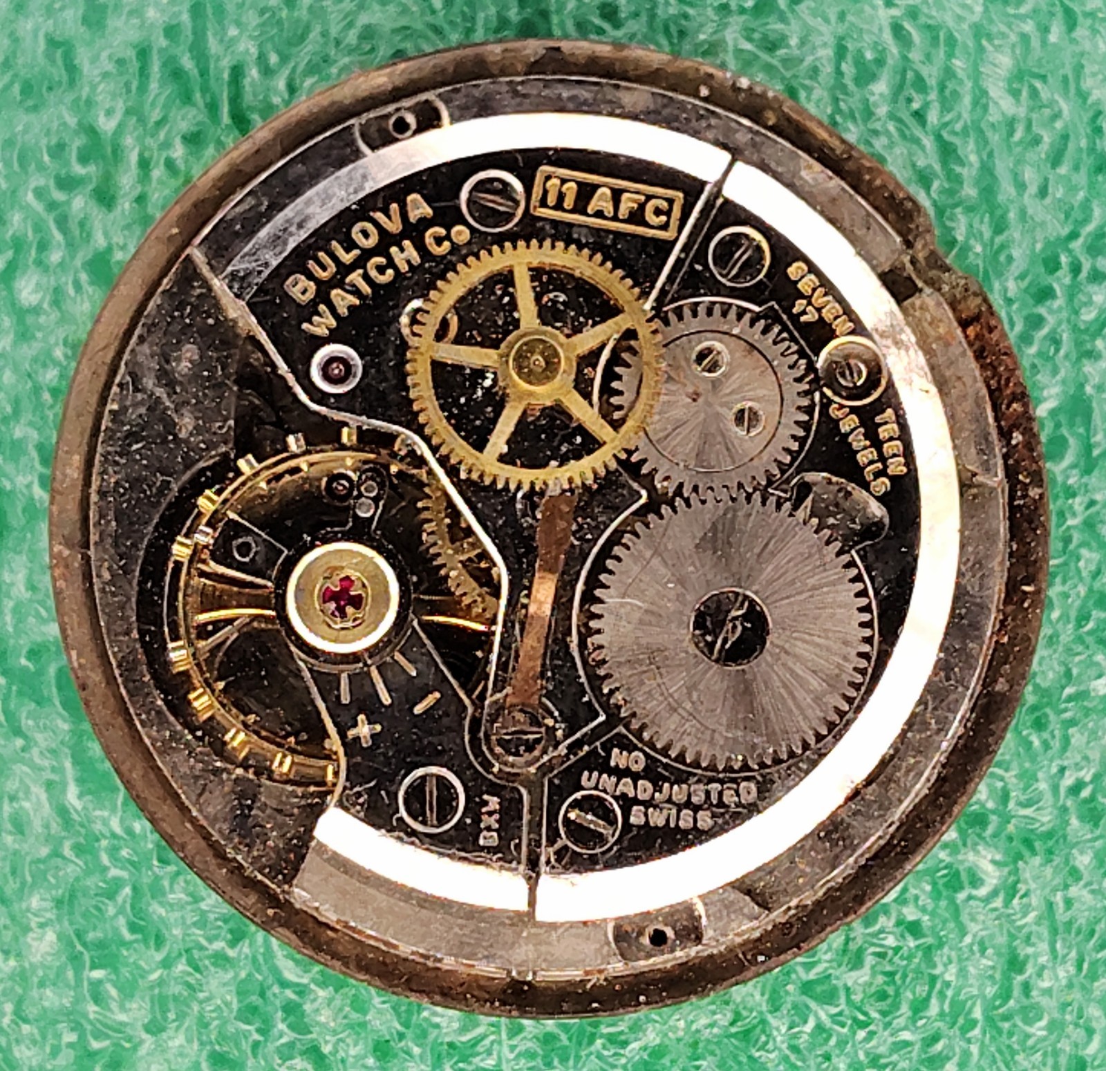 lot M260 Mens Bulova 11AFC Manual Balance Rotates Movement Vintage Watch Parts