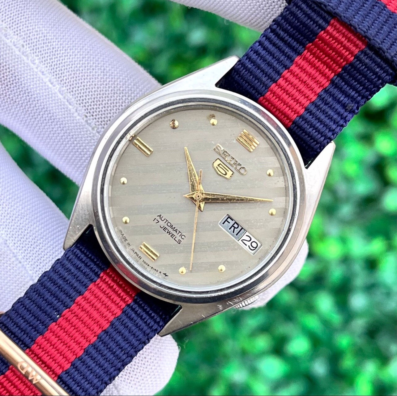 Vintage Seiko 5 Automatic “Linen Textured Dial” Japan Made Men’s Watch 7009-6001