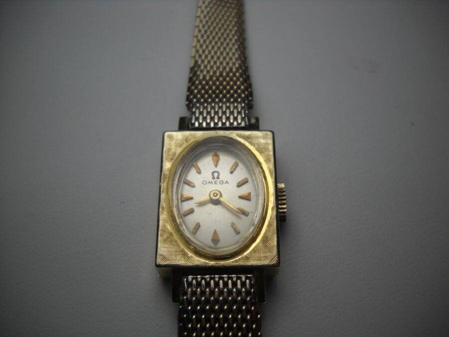 14Kt Gold 1964 Omega Ladies Watch Rectangle Etched Case 17 Jewel Working