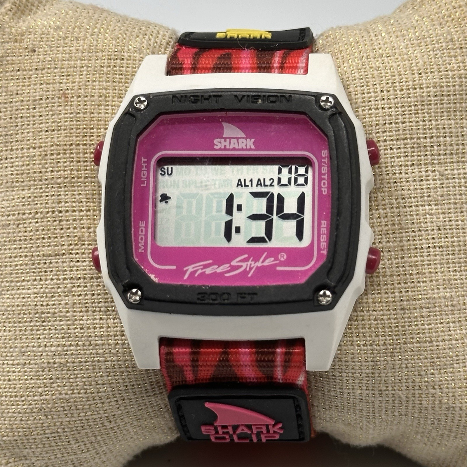 Freestyle Shark Clip Fire Mens Watch FS101079 36MM Dial New Battery
