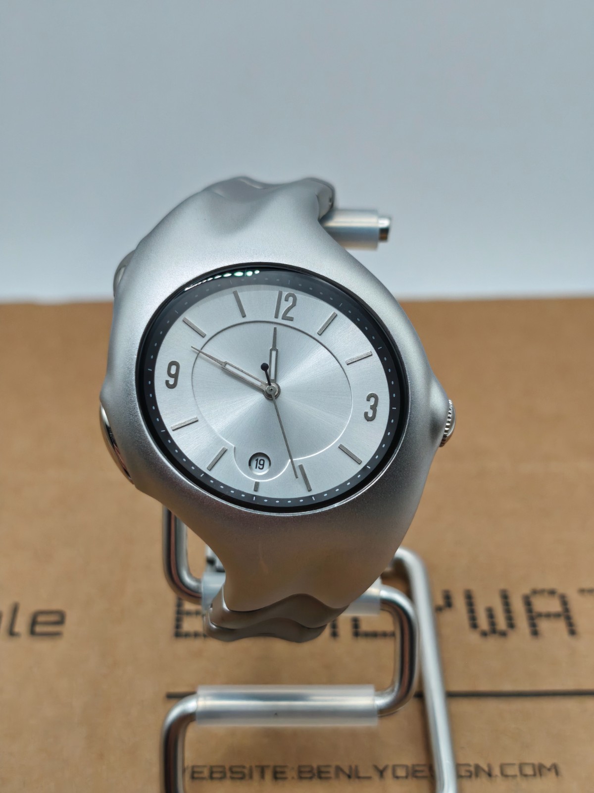 BenlyDesign X5000Q – Möbius-Inspired Retro-Futuristic Quartz Watch