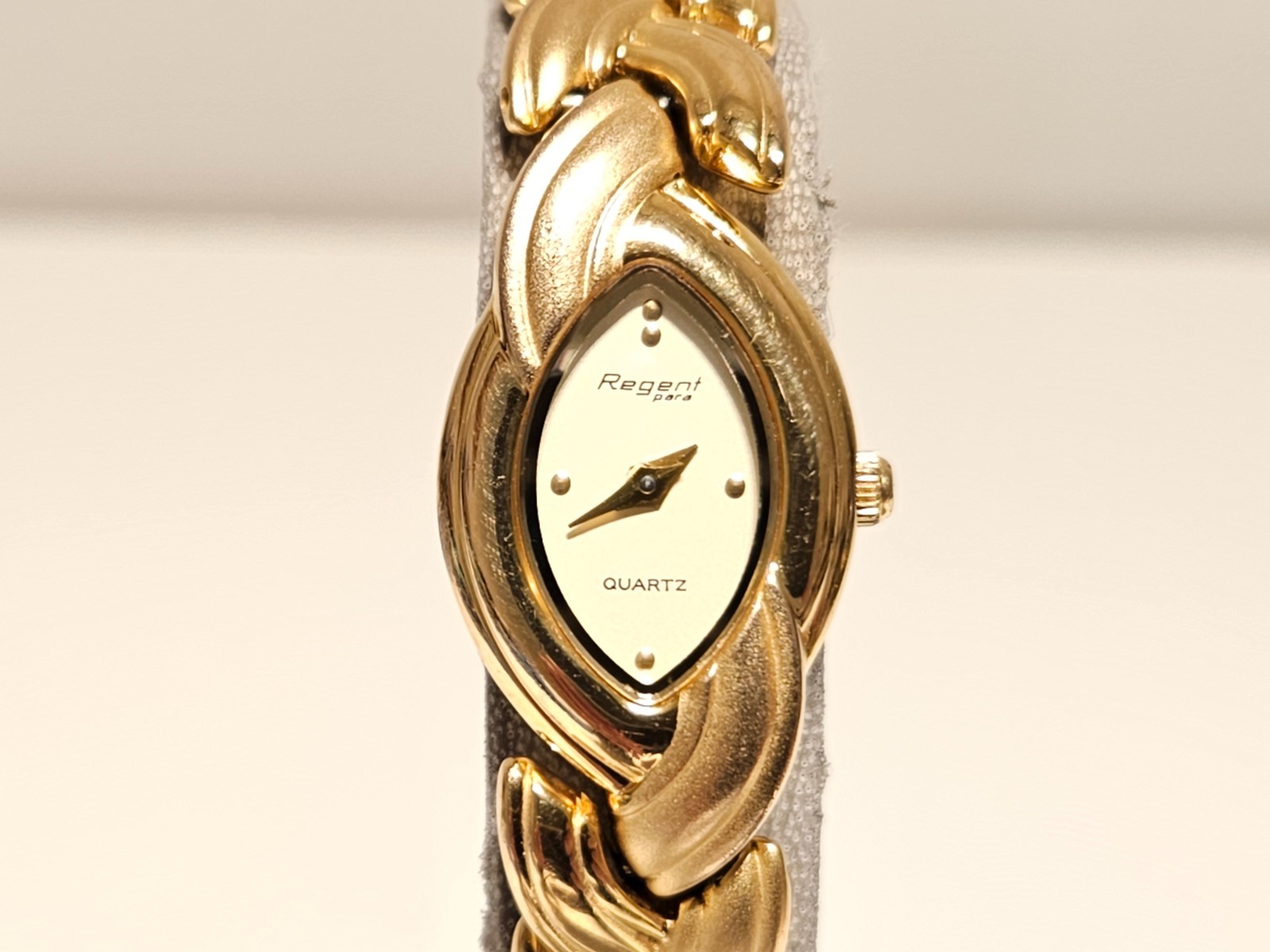 VINTAGE LUXURY OVAL GERMANY GOLD PLATED 16.5mm QUARTZ LADIES WATCH “REGENT “PARA