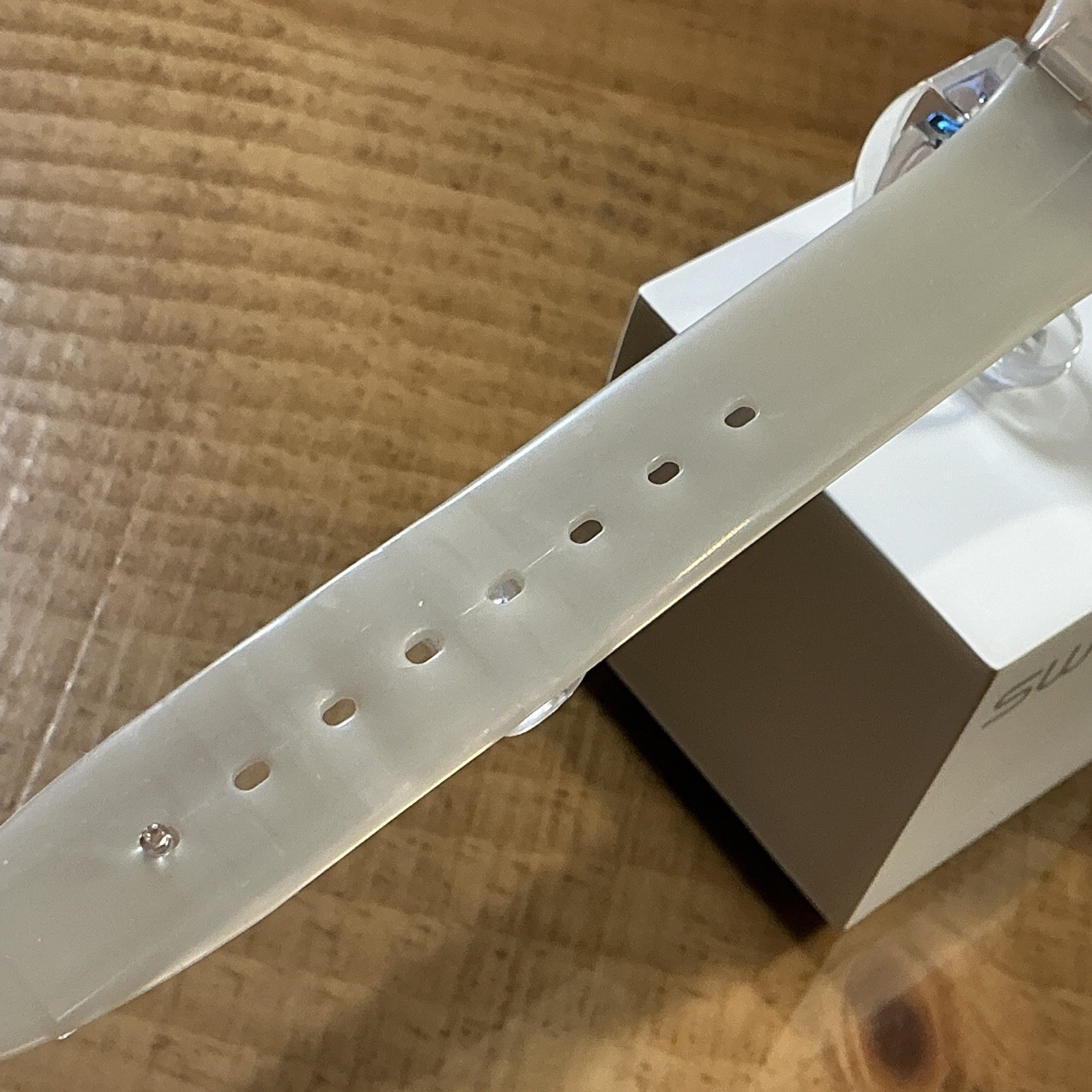 SKIN – ULTRA THIN – CHAMPAGNE DIAL / SEMITRANSPARENT STRAP – 34mm
