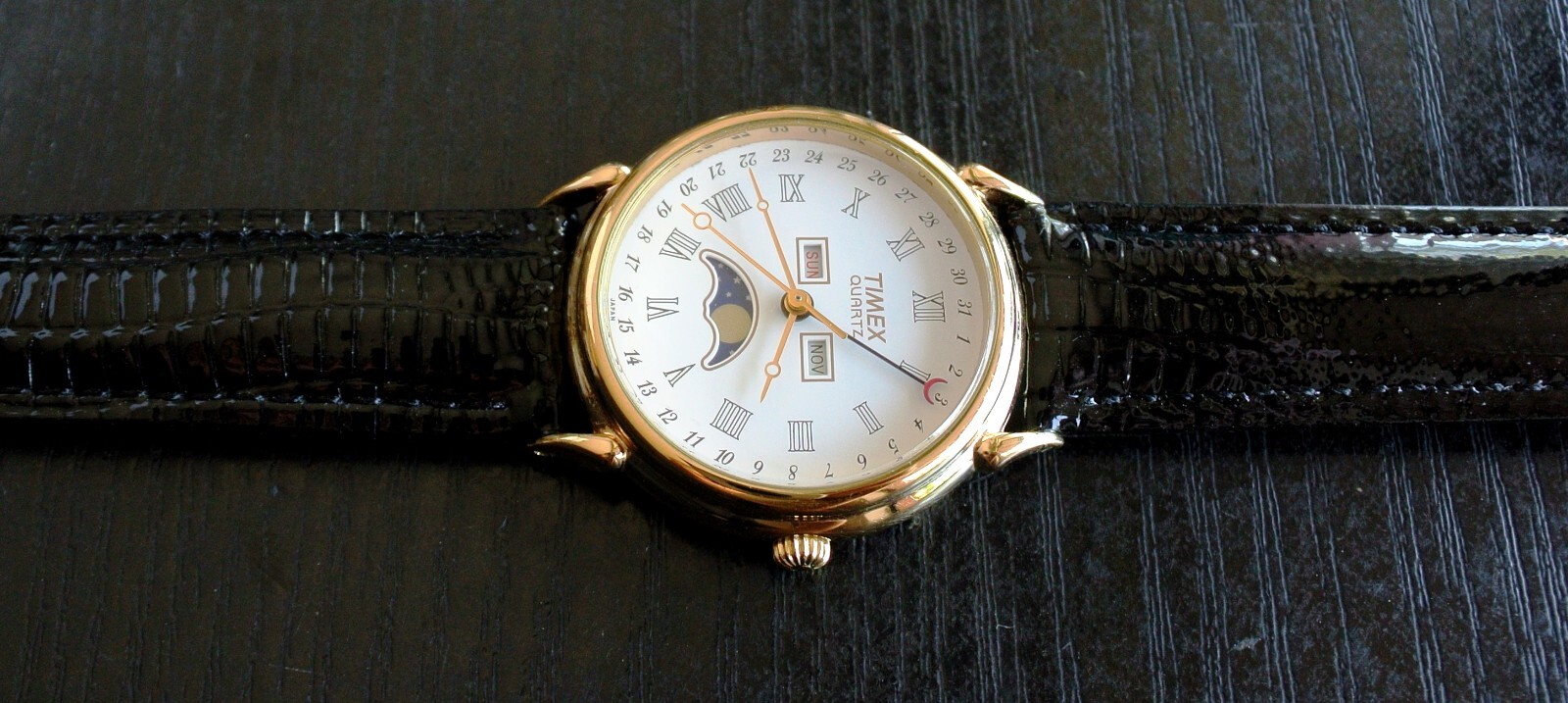 VINTAGE TIMEX TRIPLE DATE MOON PHASE DIAL QUARTZ MEN’S GOLDEN BLACK DRESS WATCH