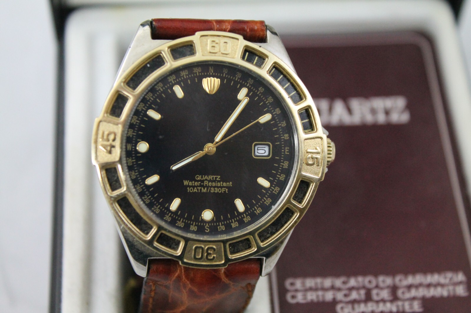 men’s quartz watch leather strap water resistant